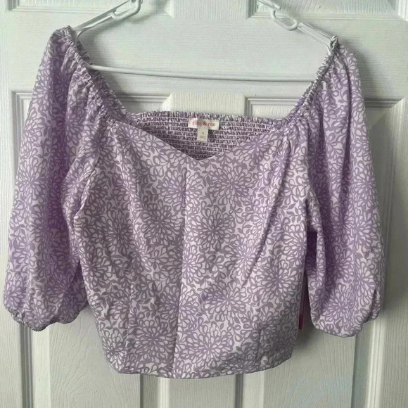 Riley & Rae Square Neck Smocked Top. NWT. Size Small - Picture 4 of 5